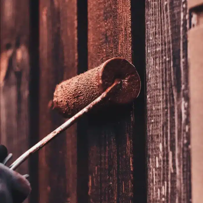 Application de peinture sur un bardage en bois à Rouen pour une finition protectrice.