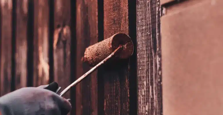 Application de peinture sur un bardage en bois à Rouen pour une finition protectrice.