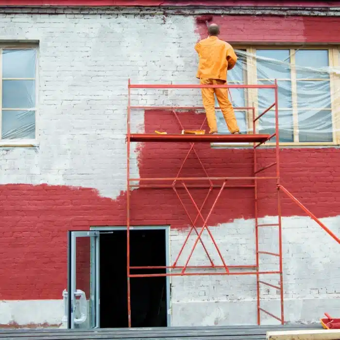 Application de peinture sur une façade en briques à Rouen pour une rénovation complète.
