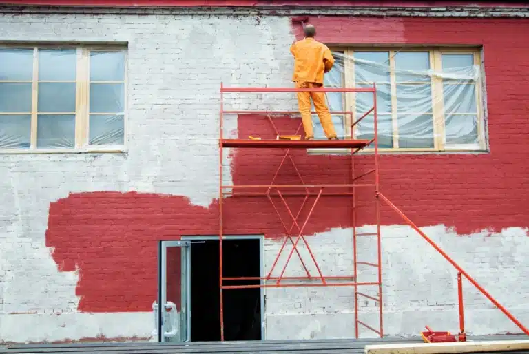 Application de peinture sur une façade en briques à Rouen pour une rénovation complète.