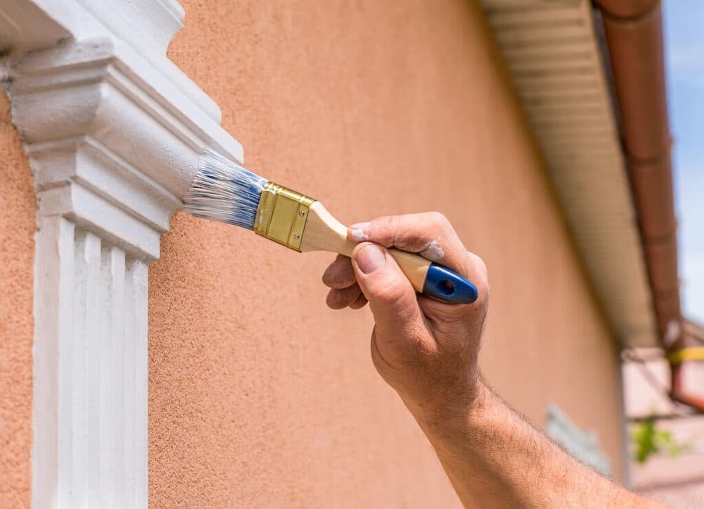 Application de peinture sur boiseries extérieures à Rouen pour une finition élégante et protectrice.