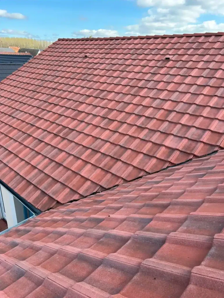 Toiture en tuiles rénovée à Rouen pour une meilleure protection contre les intempéries.