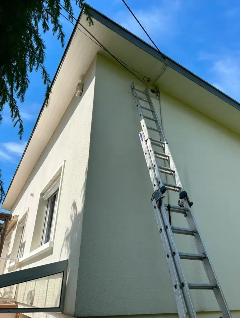 Travaux de peinture et ravalement de façade sur une maison à Rouen.